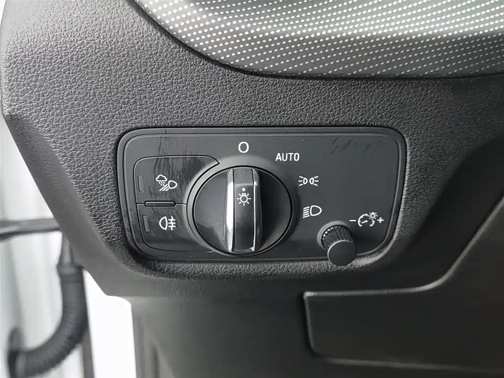 Audi Q2L e-tron 2020 — фото 21