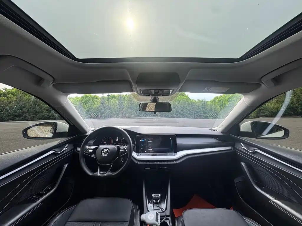 Skoda Octavia 2023 — фото 10