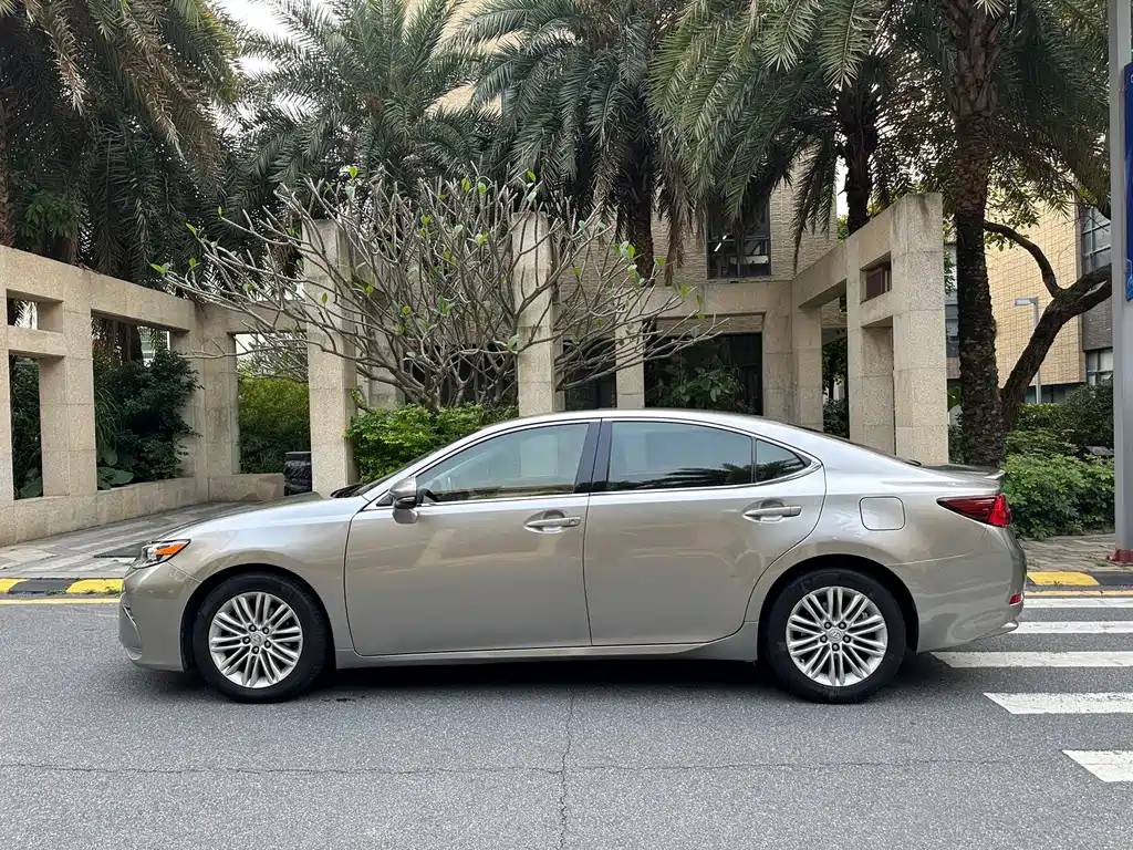 Lexus ES 2016 — фото 7