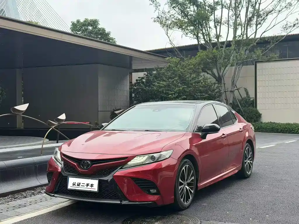 Toyota Camry 2018 — фото 1