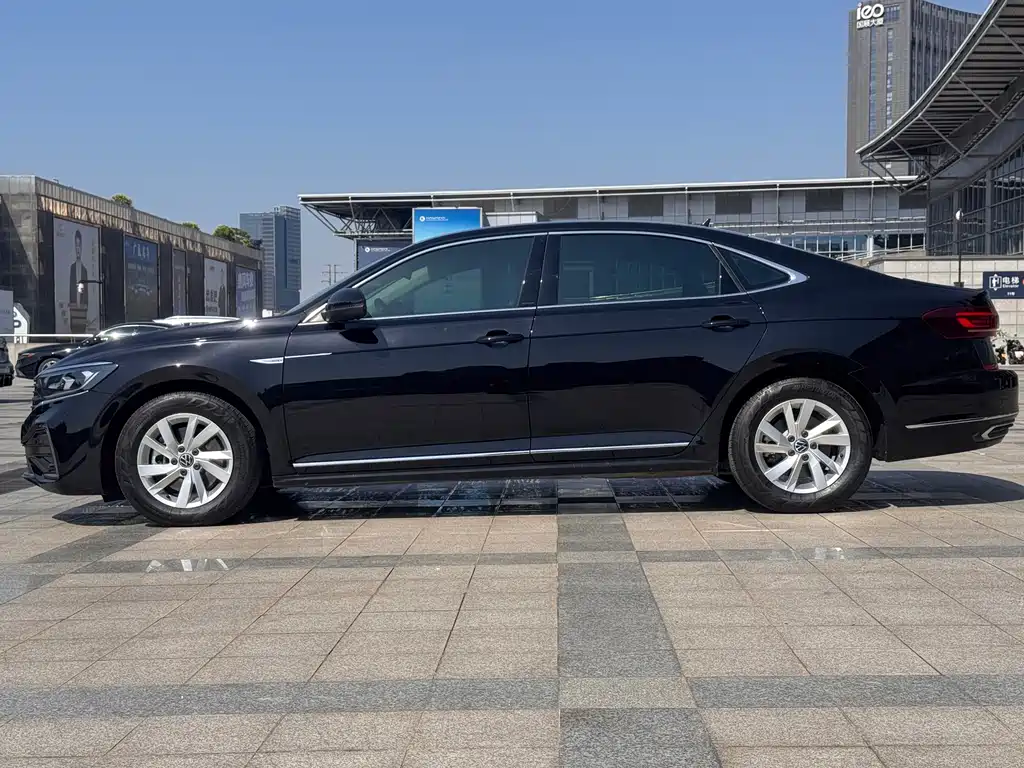Volkswagen Passat PHEV 2023 — фото 8