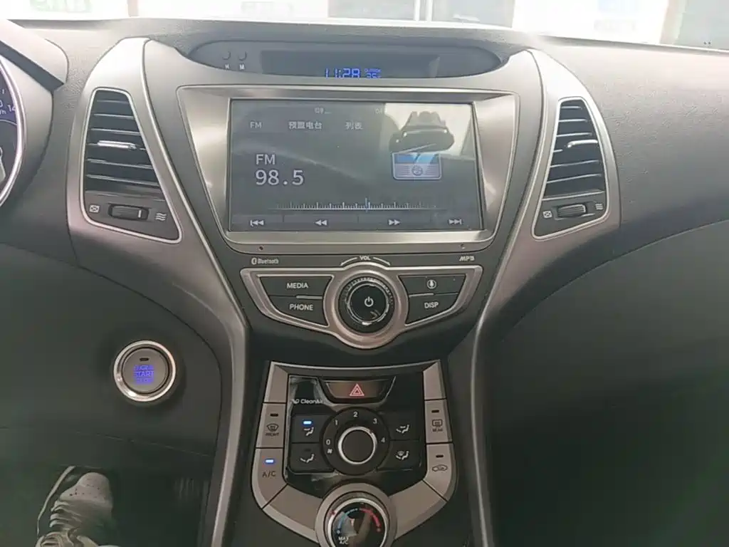 Hyundai Elantra 2016 — фото 13