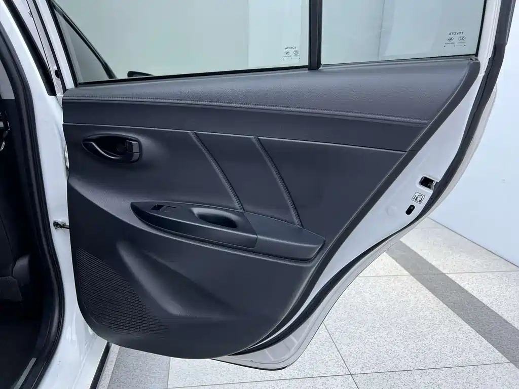 Toyota Yaris L 2022 — фото 19
