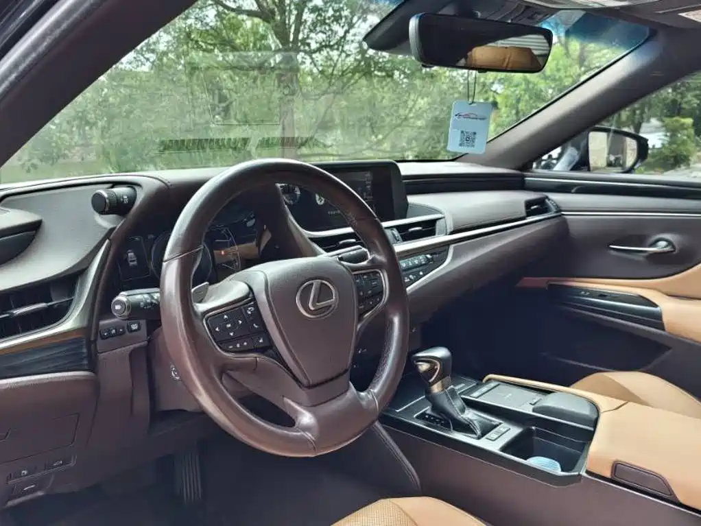 Lexus ES 2020