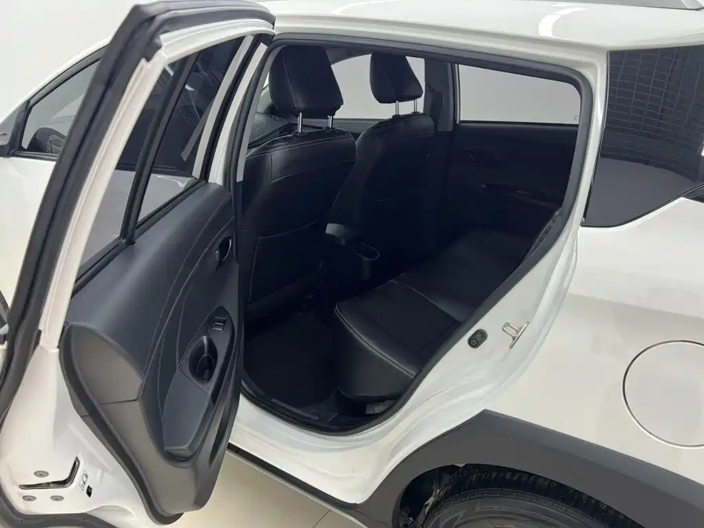 Toyota Yaris L 2022 — фото 11