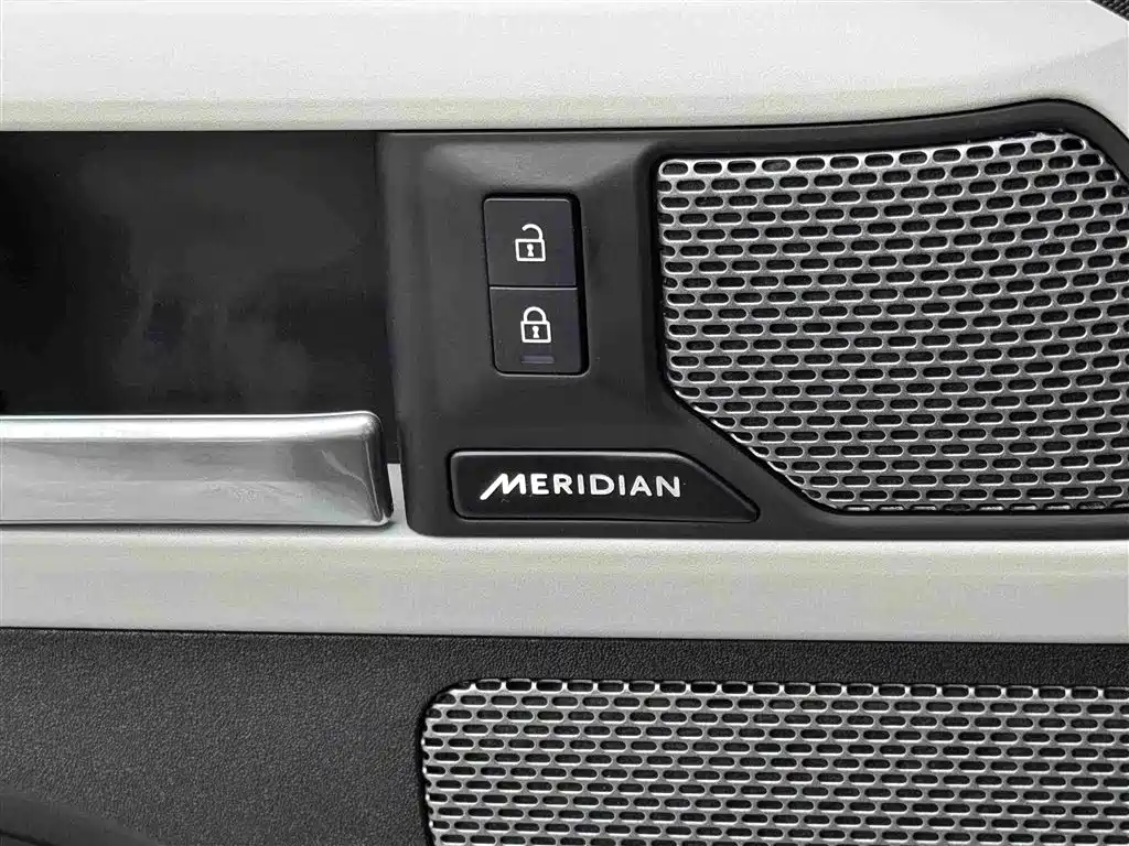 Land Rover Defender 2024 — фото 17