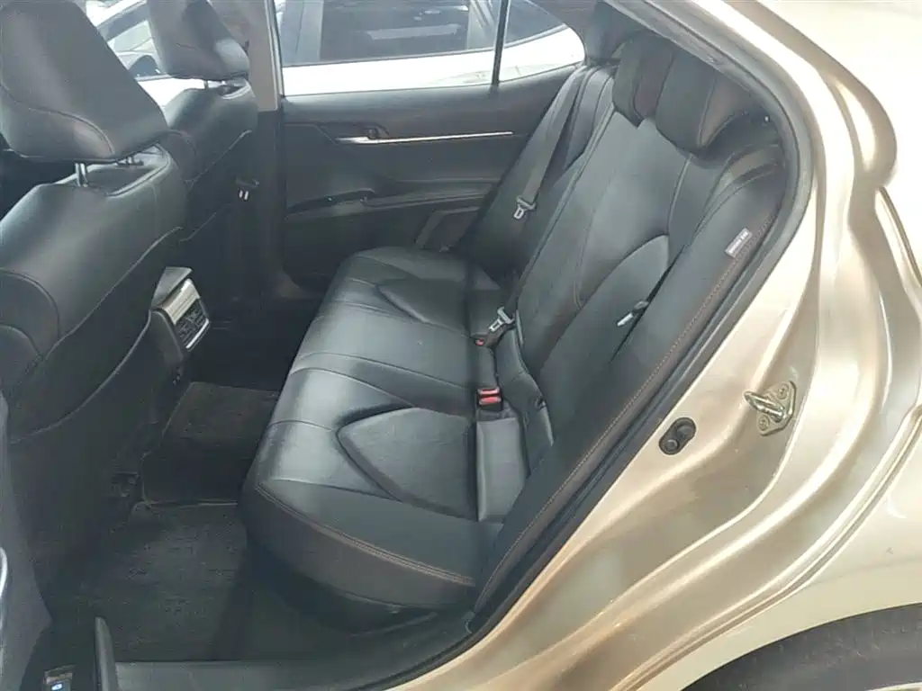 Toyota Camry 2019 — фото 17
