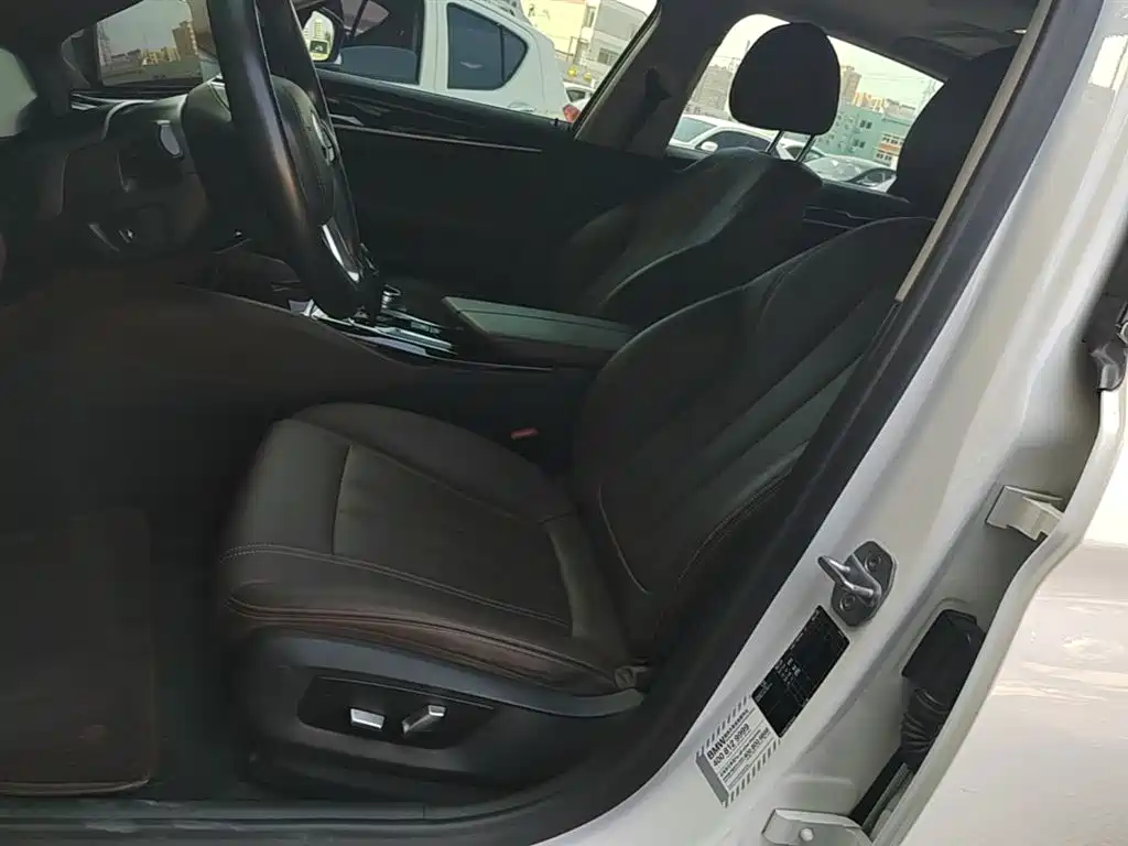 BMW 5 Series 2018 — фото 15