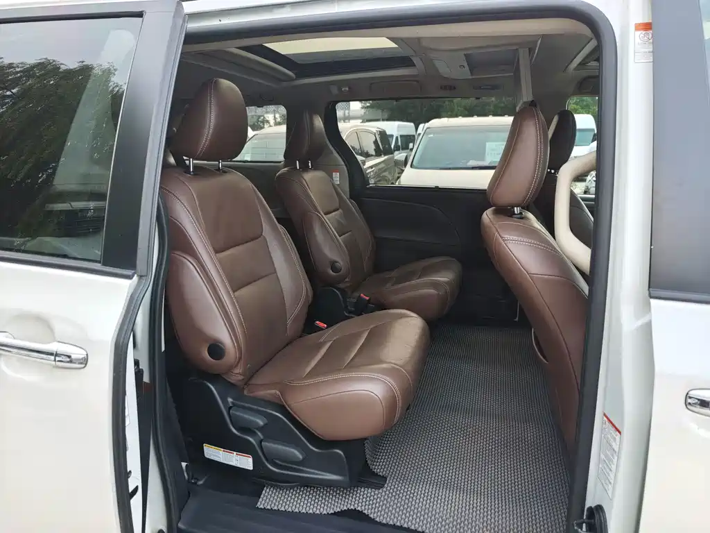 Toyota Sienna 2017 — фото 13