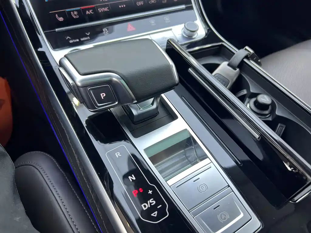 Audi A8 2022 — фото 17