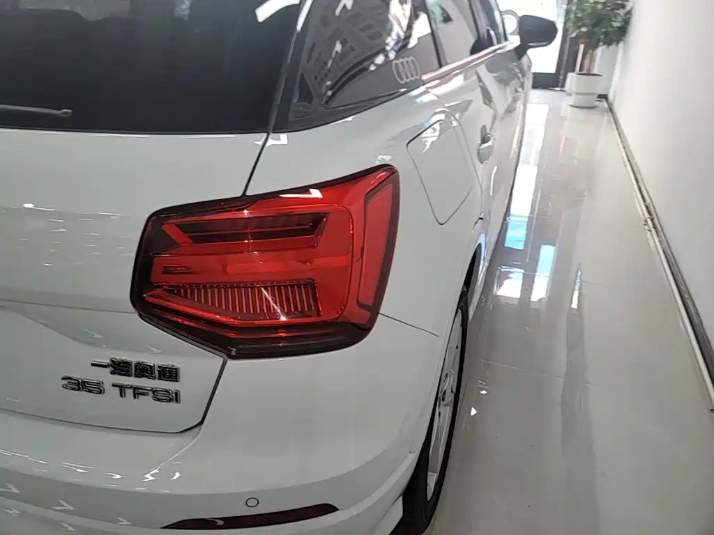 Audi Q2L 2020 — фото 8