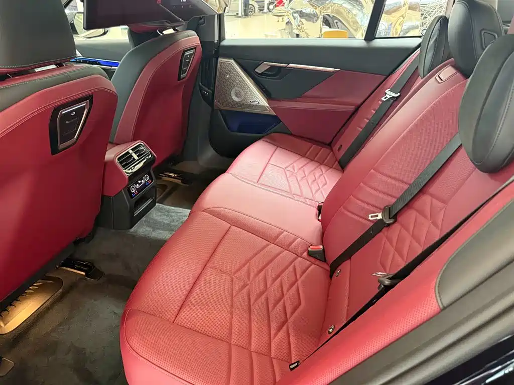 BMW 5 Series 2025 — фото 10