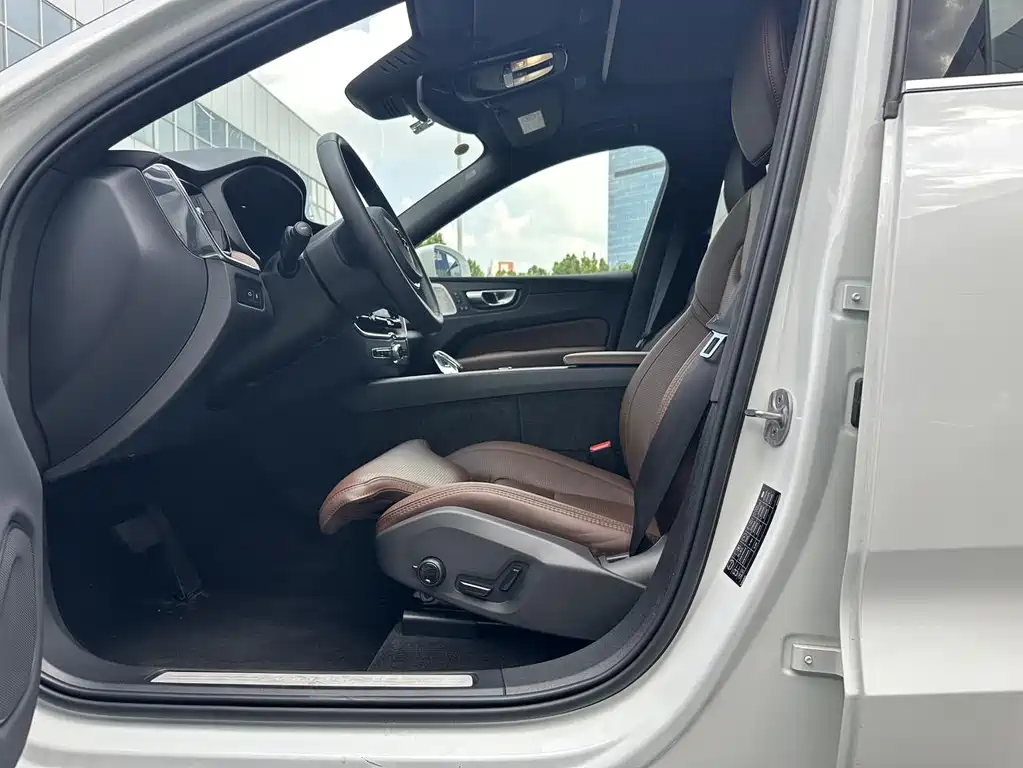 Volvo XC60 Plug-In Hybrid 2024 — фото 7