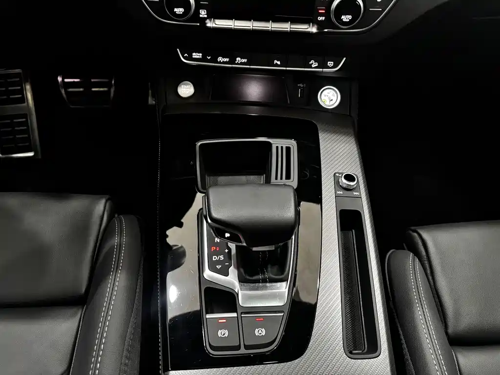 Audi Q5L 2023 — фото 19
