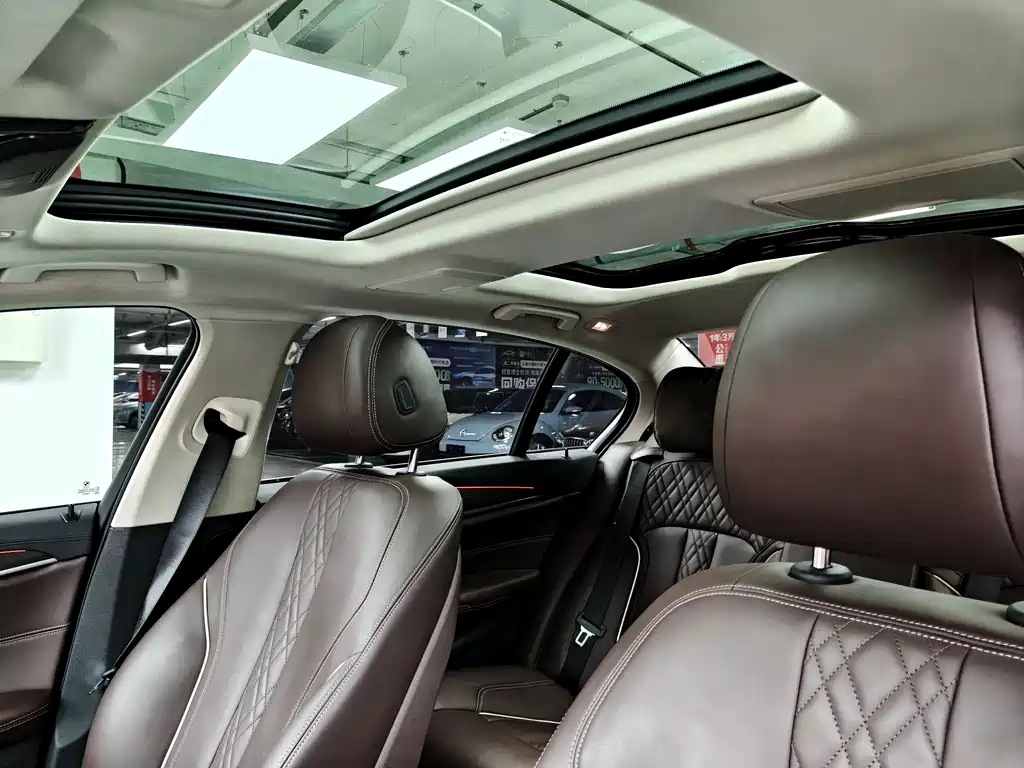 BMW 5 Series 2018 — фото 15