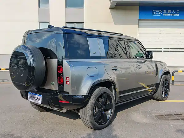 Land Rover Defender 2024