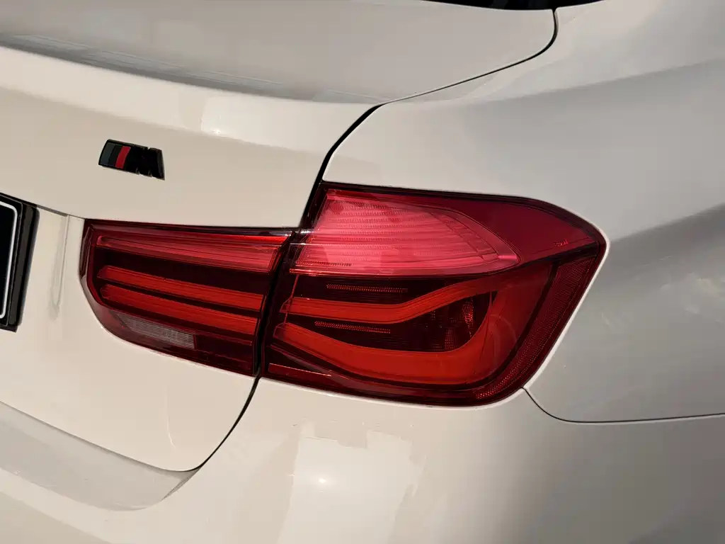 BMW 3 Series 2018 — фото 23