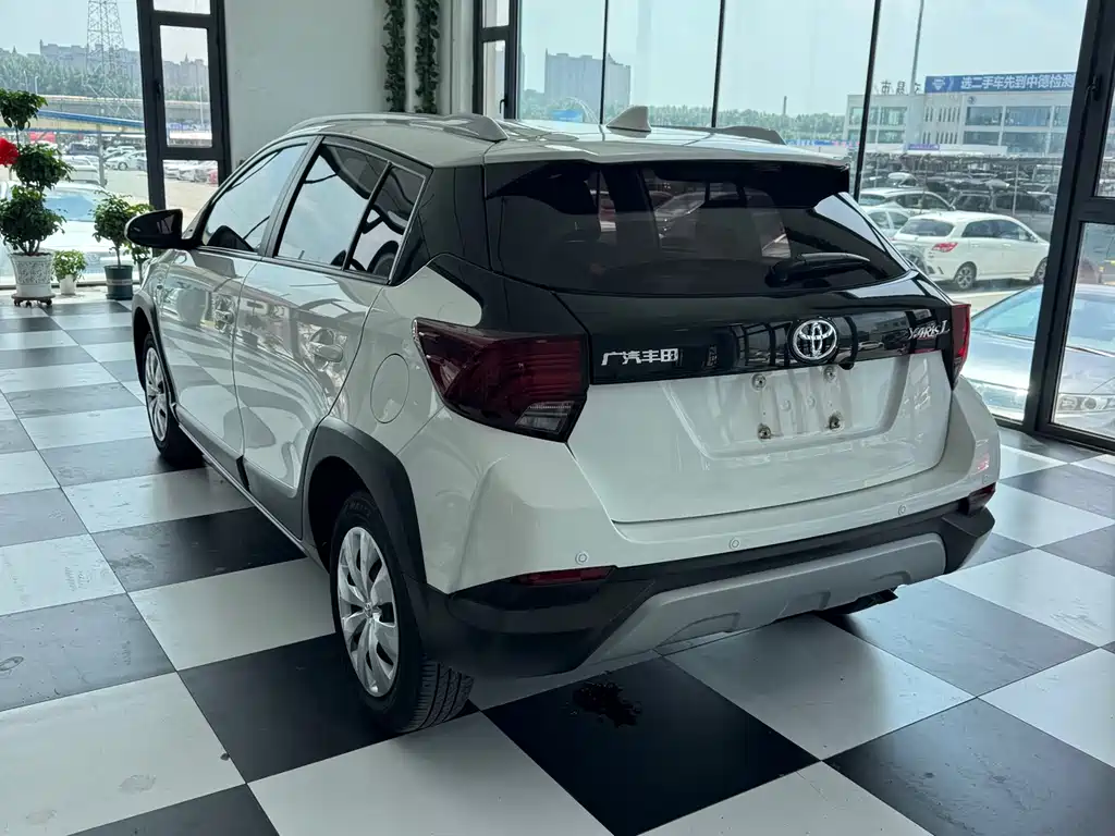 Toyota Yaris L 2022 — фото 12