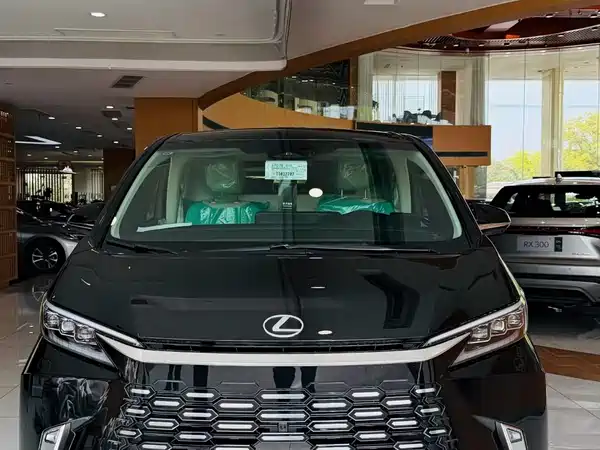 Lexus LM 2025