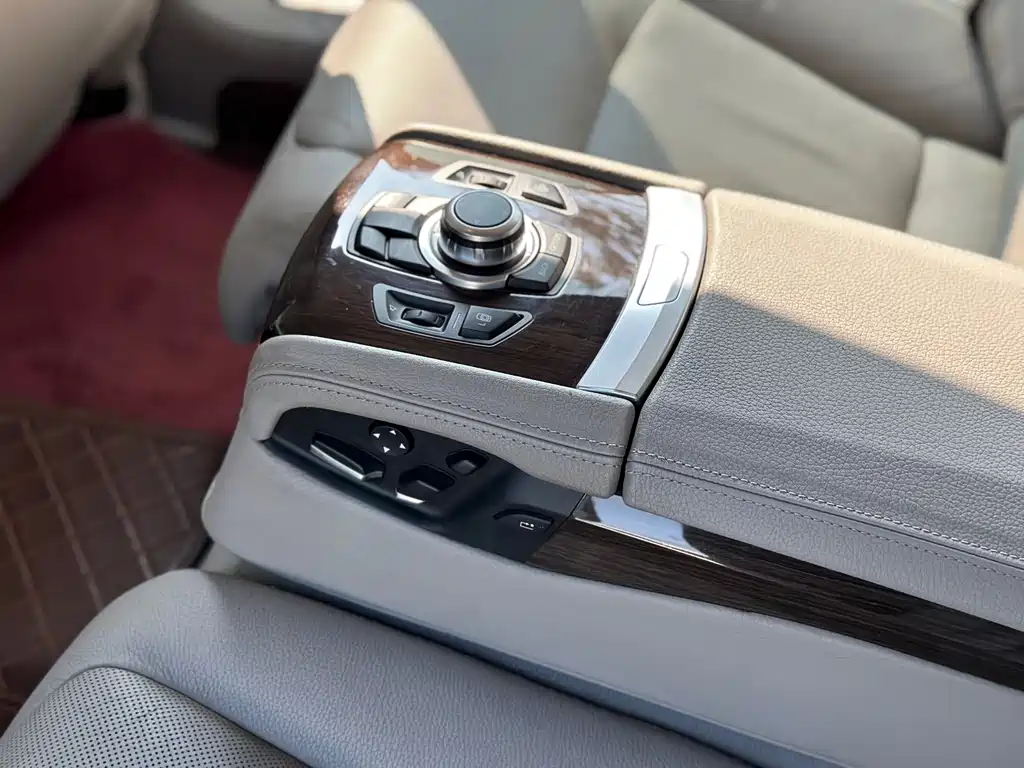 BMW 7 Series 2010 — фото 12