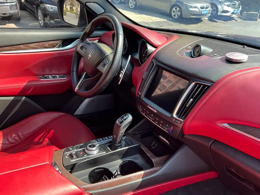 Maserati Levante 2017 — фото 16