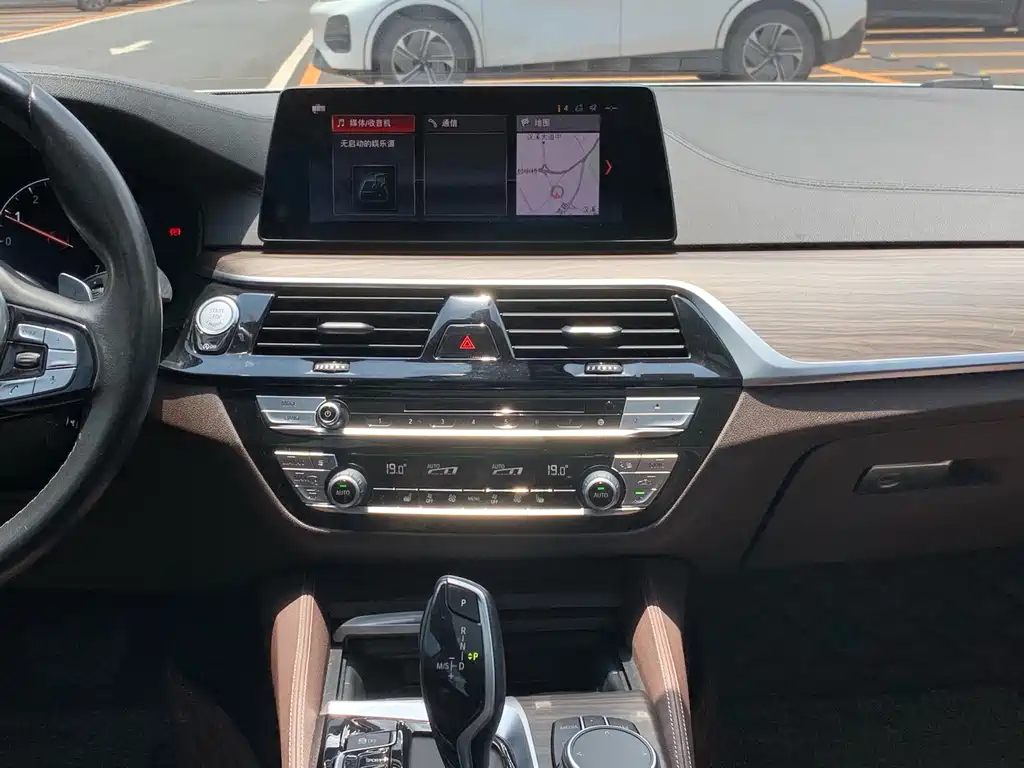 BMW 5 Series 2019 — фото 18