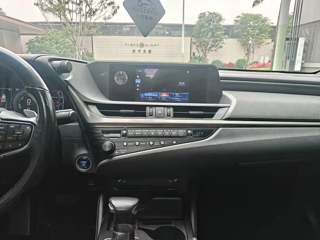 Lexus ES 2018 — фото 10