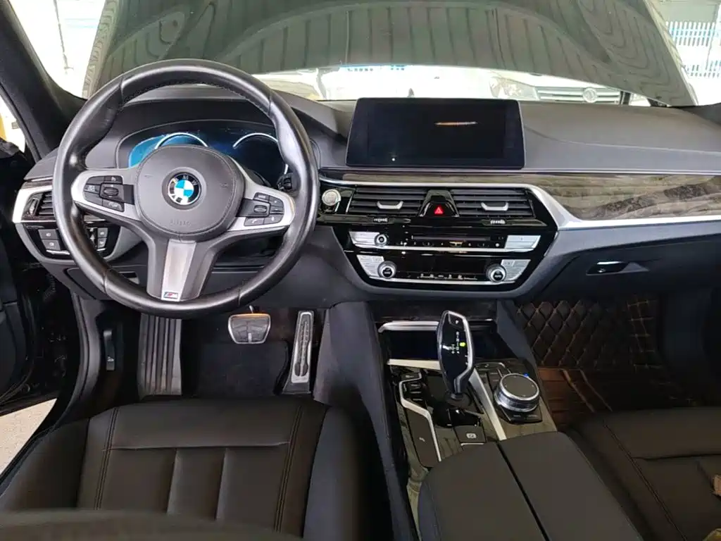 BMW 5 Series 2018 — фото 10