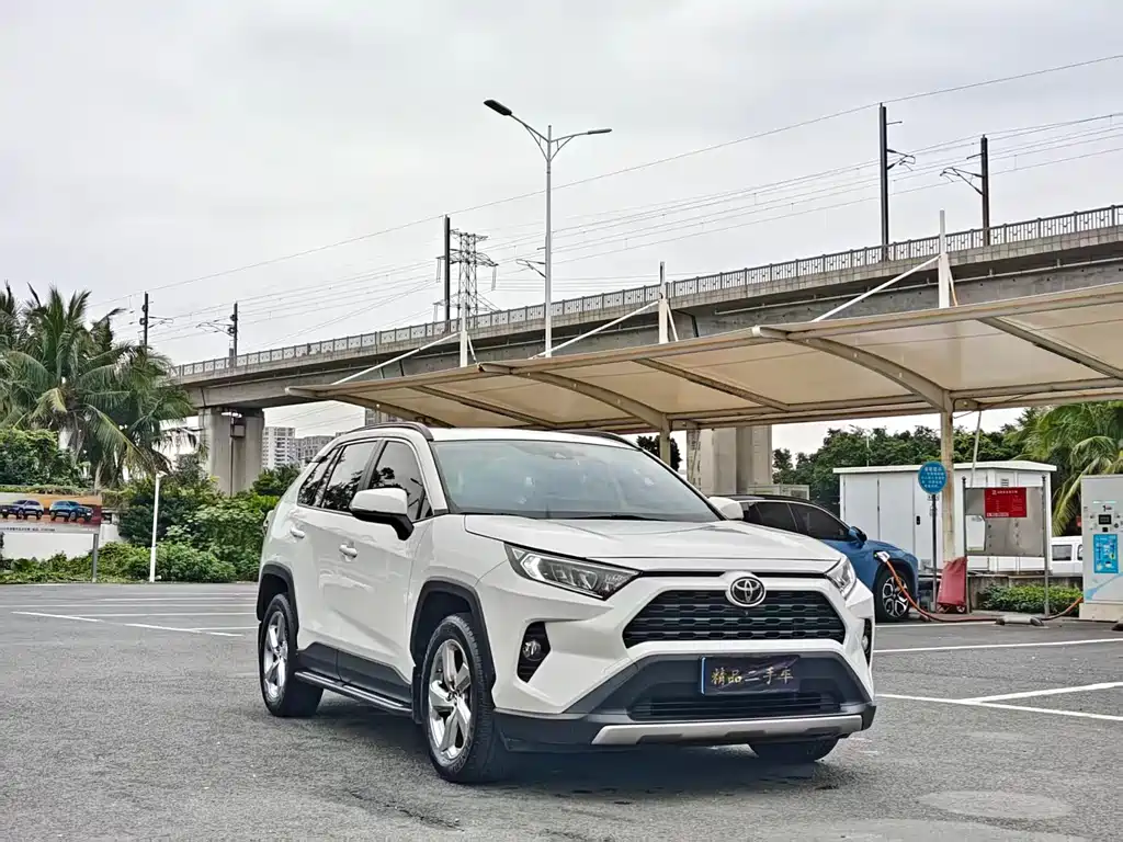 Toyota RAV4 2021 — фото 3