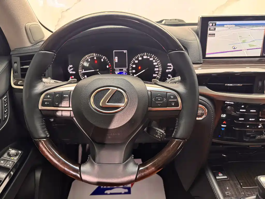 Lexus LX 2016 — фото 12
