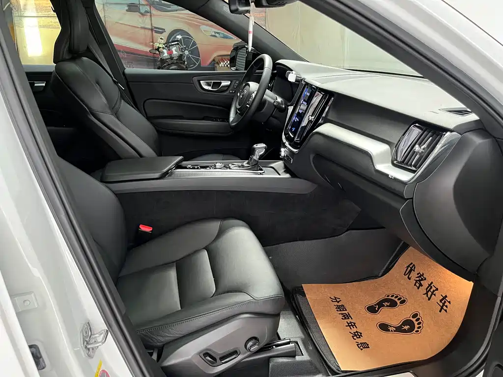 Volvo XC60 2020 — фото 11