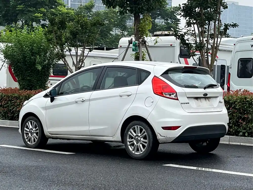Ford Fiesta 2015 — фото 4
