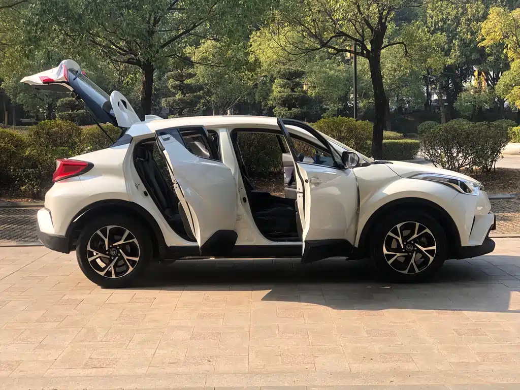 Toyota C-HR 2020 — фото 11
