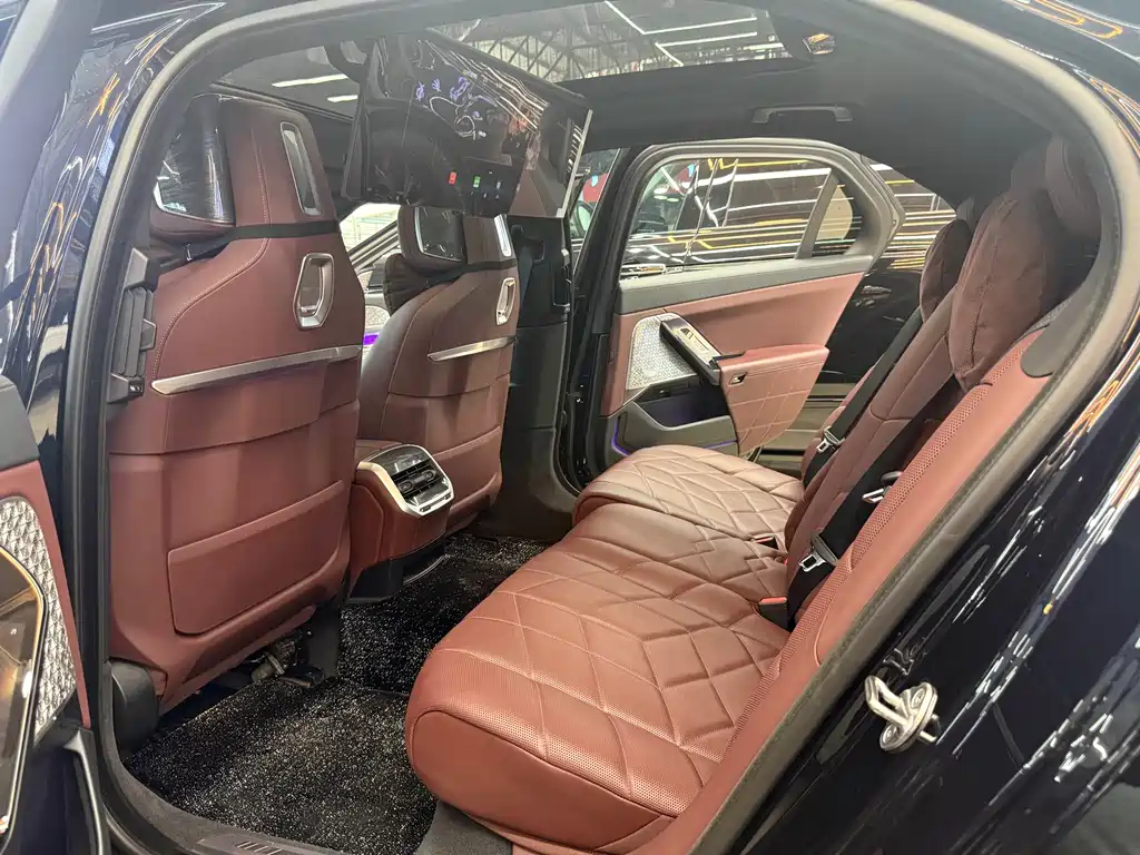 BMW i7 2023 — фото 10