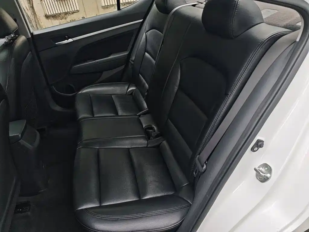Hyundai Elantra 2016 — фото 17