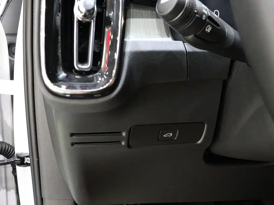 Volvo XC40 2024 — фото 15