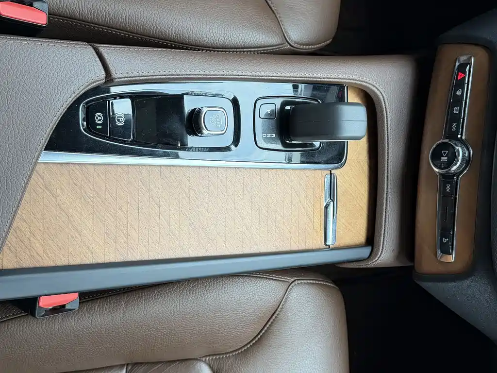 Volvo XC90 2022 — фото 14