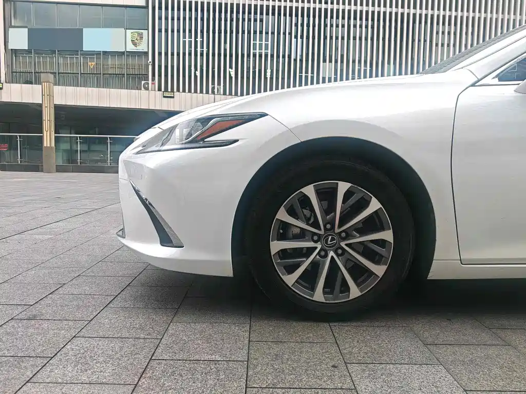 Lexus ES 2023 — фото 15