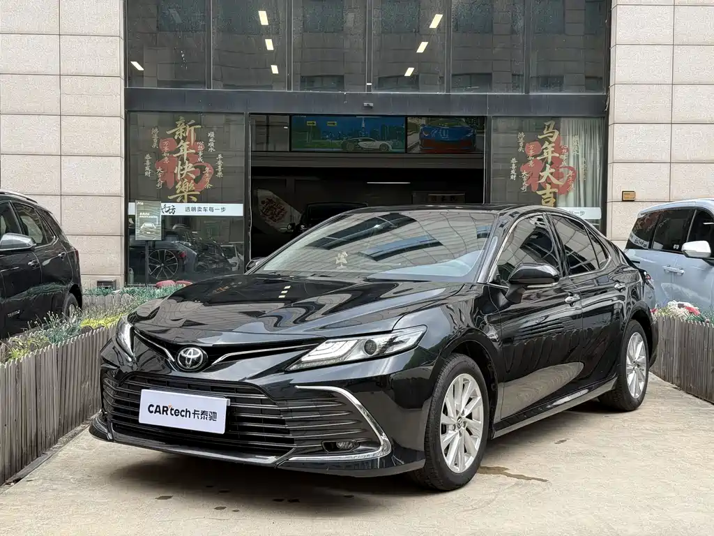 Toyota Camry 2022 — фото 1