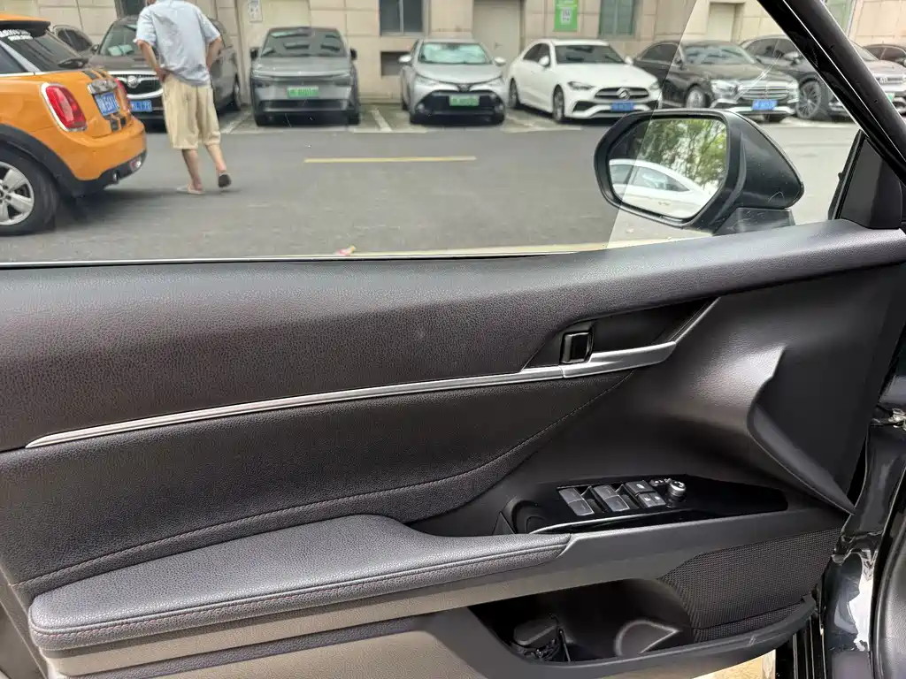 Toyota Camry 2022 — фото 10