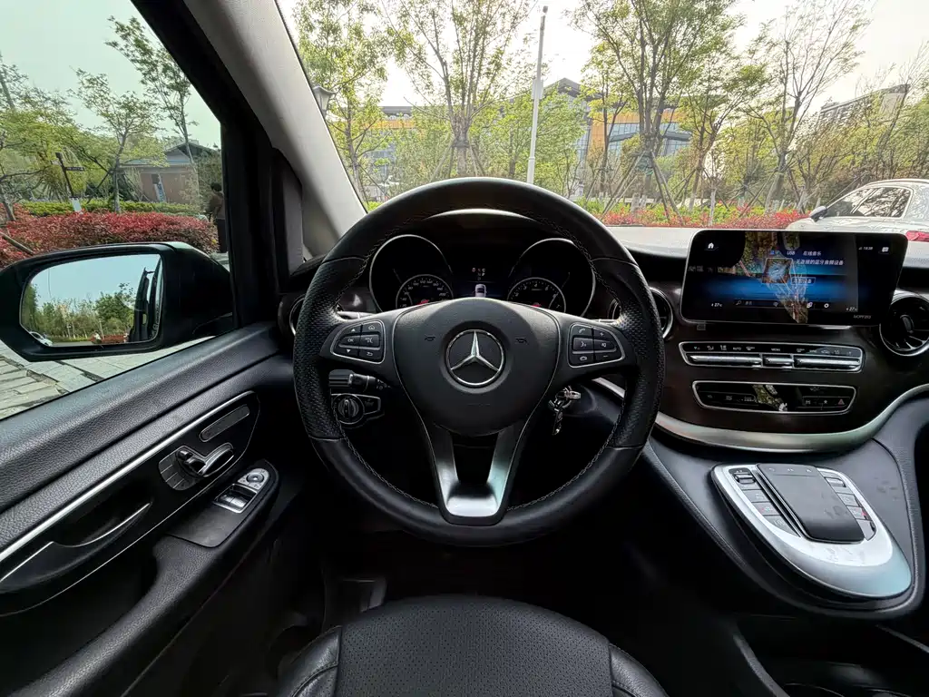 Mercedes-Benz V-Class 2021 — фото 16