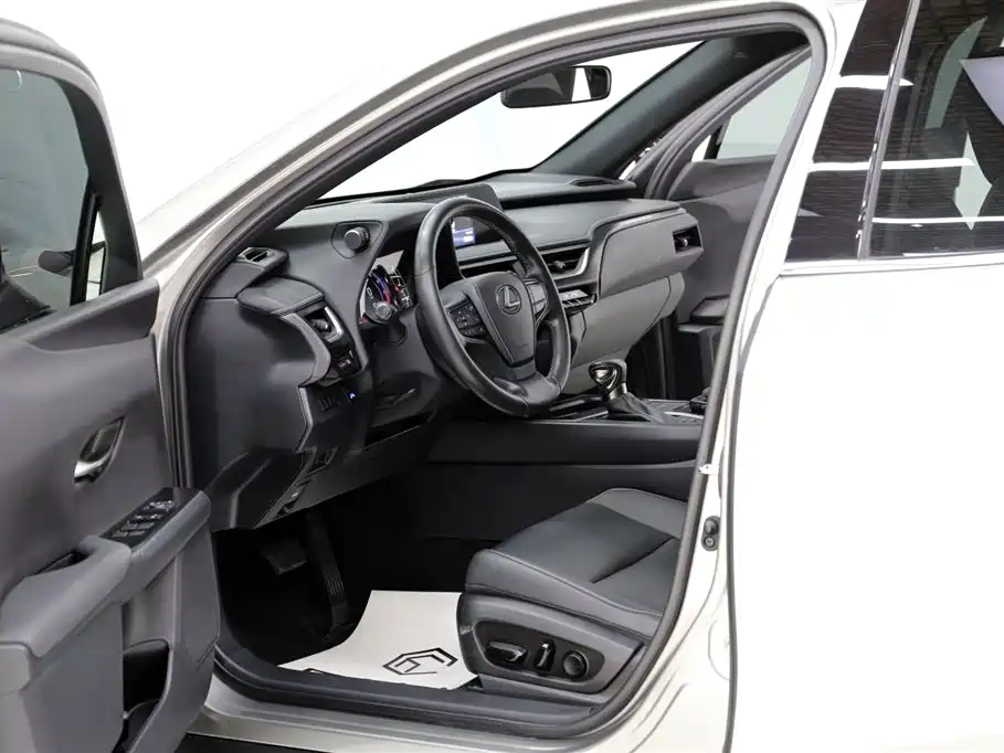 Lexus UX 2022