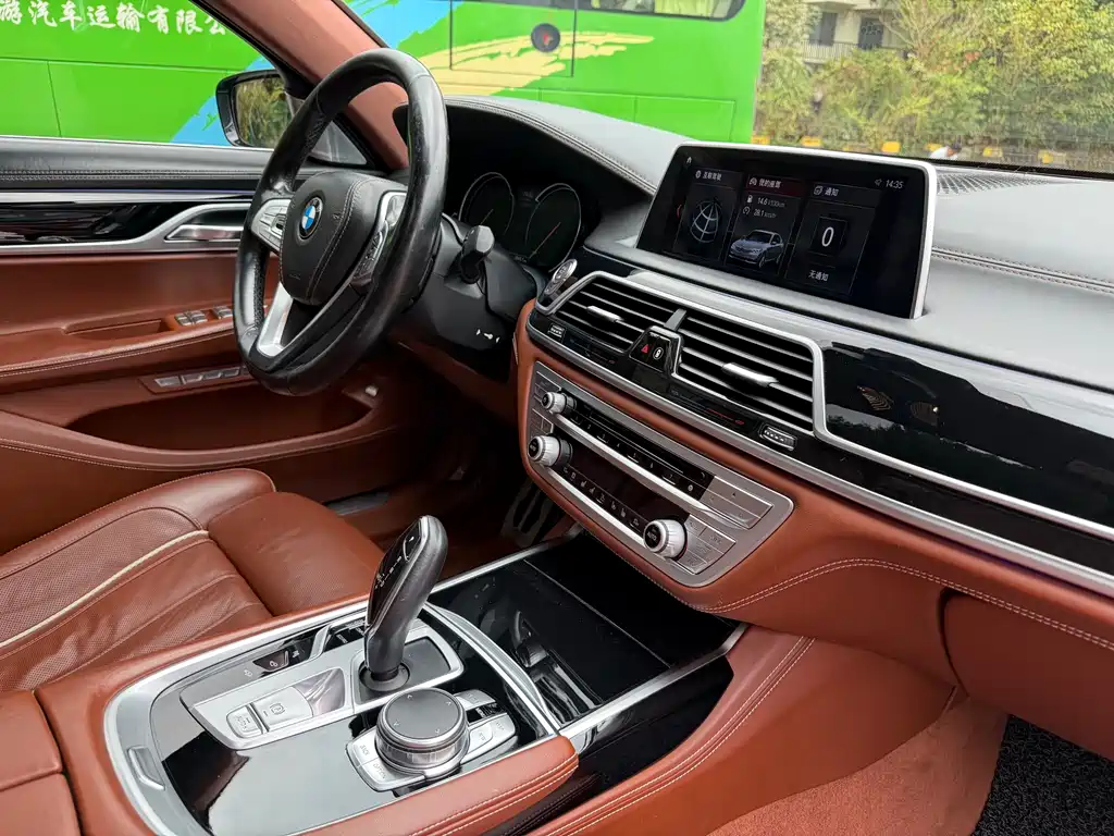 BMW 7 Series 2018 — фото 14