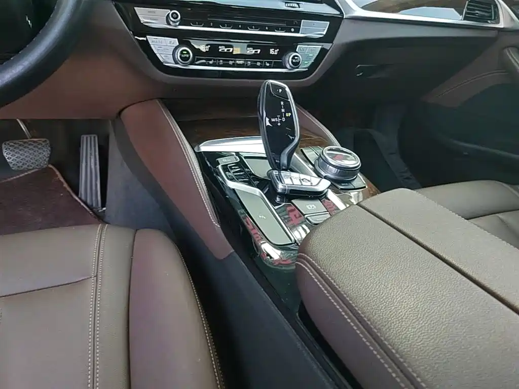 BMW 5 Series 2018 — фото 14