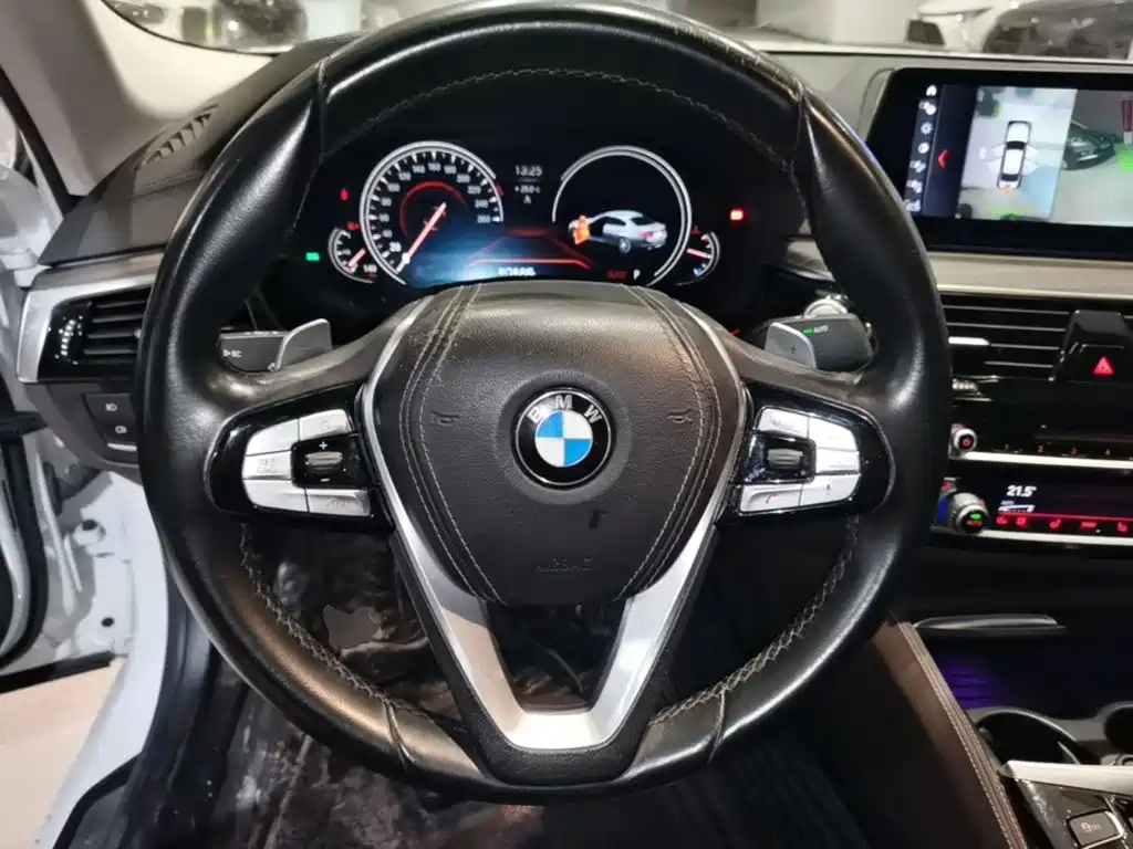 BMW 5 Series 2018 — фото 11