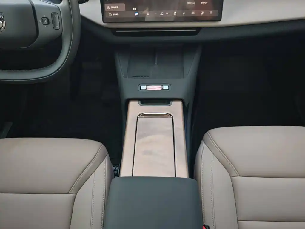 Volvo XC70 Plug-In Hybrid 2025 — фото 17
