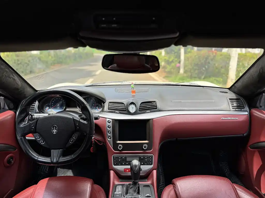 Maserati GranTurismo 2014 — фото 10