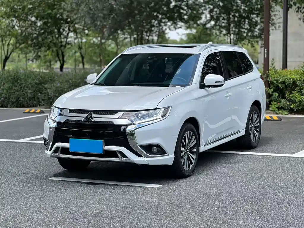 Mitsubishi Outlander 2022 — фото 1