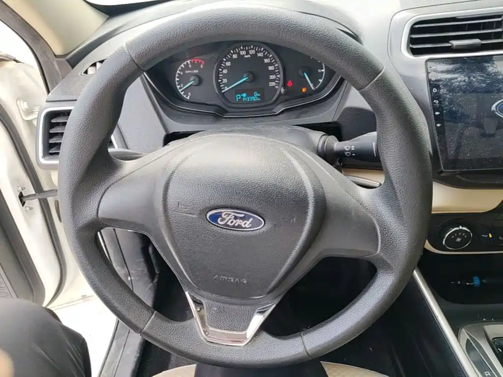 Ford Escort 2017 — фото 11