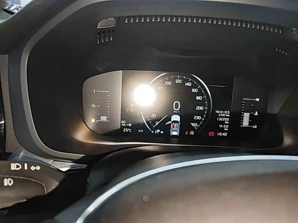 Volvo XC60 2018 — фото 12